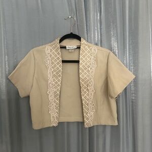 beige short sleeve blazer with basquet appliqués